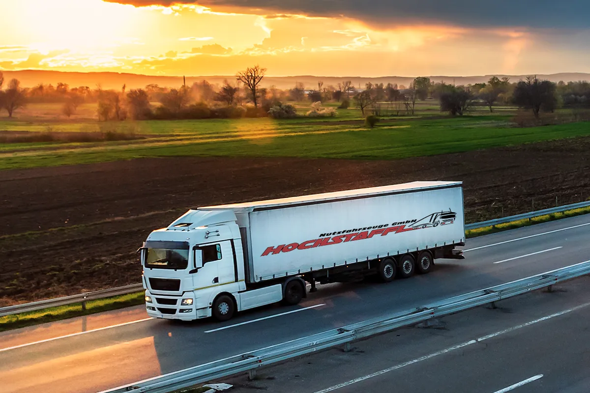 hochstaffl_nutzfahrzeuge_fahrzeugauflieger Hochstaffl Nutzfahrzeuge Trailer